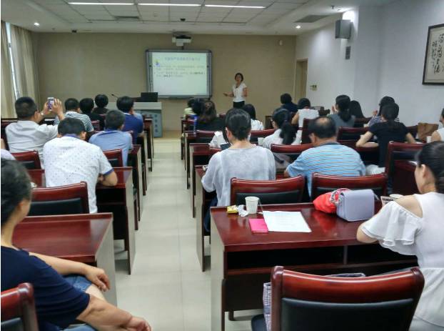 为纪念中国共产党成立96周年,深入推进“两学一做”教育活动,金沙9001以诚为本集团党委书记陈宝贵同志,金沙9001以诚为本集团党委副书记、厦门眼科中心党总支书记陈逸恬同志,党委委员张秀恋同志,以及支部三十余名党员同志参加了集团党委组织的庆祝“七一”主题党日 为纪念中国共产党成立96周年,深入推进“两学一做”教育活动,金沙9001以诚为本集团党委书记陈宝贵同志,金沙9001以诚为本集团党委副书记、厦门眼科中心党总支书记陈逸恬同志,党委委员张秀恋同志,以及支部三十余名党员同志参加了集团党委组织的庆祝“七一”主题党日