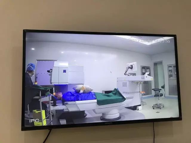 9月9日,杭州金沙9001以诚为本举行全飞秒近视手术演示,在半个多小时内,杜新华院长为6名近视患者 施行了德国蔡司VisuMax3.0版全飞秒手术,大伙亲身体会到了SMILE手术的快速、轻松、微创、安全。一名在手术室外等候的家属表示,犹豫担心了一年多,女儿终于可以笑看人生。.jpg 9月9日,杭州金沙9001以诚为本举行全飞秒近视手术演示,在半个多小时内,杜新华院长为6名近视患者 施行了德国蔡司VisuMax3.0版全飞秒手术,大伙亲身体会到了SMILE手术的快速、轻松、微创、安全。一名在手术室外等候的家属表示,犹豫担心了一年多,女儿终于可以笑看人生。.jpg