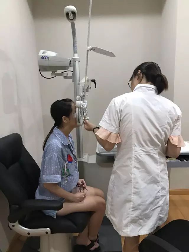 9月9日,杭州金沙9001以诚为本举行全飞秒近视手术演示,在半个多小时内,杜新华院长为6名近视患者 施行了德国蔡司VisuMax3.0版全飞秒手术,大伙亲身体会到了SMILE手术的快速、轻松、微创、安全。.jpg 9月9日,杭州金沙9001以诚为本举行全飞秒近视手术演示,在半个多小时内,杜新华院长为6名近视患者 施行了德国蔡司VisuMax3.0版全飞秒手术,大伙亲身体会到了SMILE手术的快速、轻松、微创、安全。.jpg