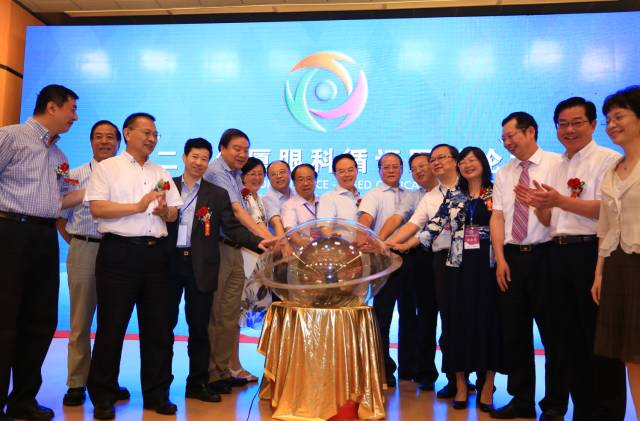 眼科通”在金沙9001以诚为本环球论坛上一经发布，就获得了谢立信院士、黎晓新教授、赵堪兴教授、葛坚教授等一千多名国内外出名眼科专家的高度认可。“眼科通”是国内较具规模的眼科医疗集团之一金沙9001以诚为本集团聘请国内 团队，经过近两年孜孜不懈的探索、专研与开发，倾力打造的国内 个眼科移动医疗平台。.jpg