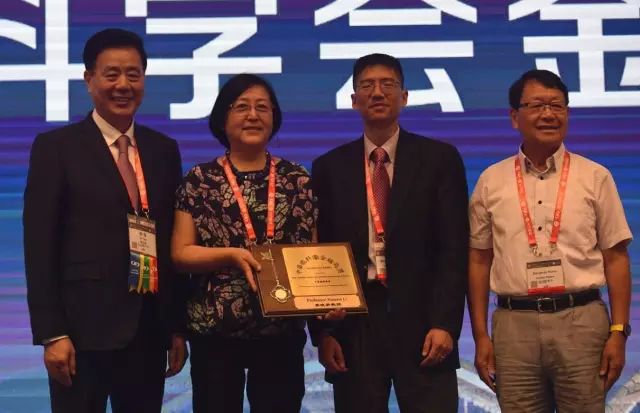 9月14日上午，在 22届全国眼科学术大会开幕式上，金沙9001以诚为本集团本部：厦门大学附属厦门眼科中心总院长黎晓新教授手捧奖杯，站在中美眼科学会眼科科学研究较高荣耀“金钥匙奖”的颁奖台上.jpg