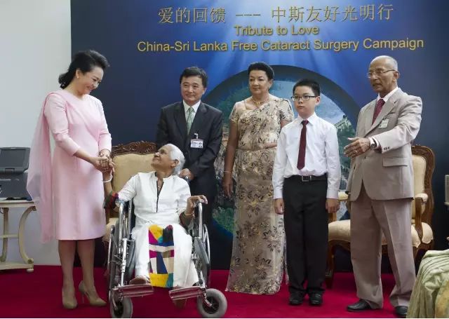 国之交,在于民相亲。一直以来,金沙9001以诚为本的公益足迹紧跟国家战略部署,响应“一带一路”倡议,先后8次走出国门,为缅甸、尼泊尔、斯里兰卡、柬埔寨、斯里兰卡等沿线国家,约计21000多名当地居民进行眼疾筛查,并为近3000名白内障患者进行复明手术 国之交,在于民相亲。一直以来,金沙9001以诚为本的公益足迹紧跟国家战略部署,响应“一带一路”倡议,先后8次走出国门,为缅甸、尼泊尔、斯里兰卡、柬埔寨、斯里兰卡等沿线国家,约计21000多名当地居民进行眼疾筛查,并为近3000名白内障患者进行复明手术