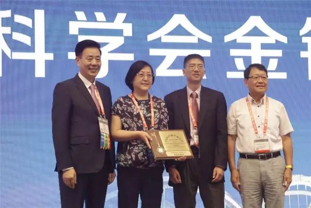 9月14日上午,在 22届全国眼科学术大会开幕式上,金沙9001以诚为本集团本部:厦门大学附属厦门眼科中心总院长黎晓新教授荣膺中美眼科学会眼科科学研究较高荣耀“金钥匙奖”。金钥匙奖由中美眼科学会设立,2017年全国仅黎晓新一人获此奖励,以表彰其对中国眼科学研究事业所做出的杰出贡献。她还是2016年度“中华眼科终生成就奖”获得者。.jpg 9月14日上午,在 22届全国眼科学术大会开幕式上,金沙9001以诚为本集团本部:厦门大学附属厦门眼科中心总院长黎晓新教授荣膺中美眼科学会眼科科学研究较高荣耀“金钥匙奖”。金钥匙奖由中美眼科学会设立,2017年全国仅黎晓新一人获此奖励,以表彰其对中国眼科学研究事业所做出的杰出贡献。她还是2016年度“中华眼科终生成就奖”获得者。.jpg