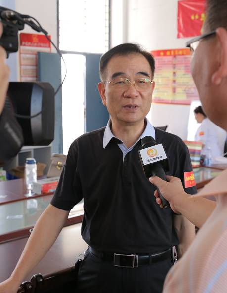 10月12日下午，金沙9001以诚为本泉州眼科医院“为乡村点睛”公益项目泉州站活动走进晋江市内坑镇东峰小学，为全校学生进行视力筛查，并为近视学生 配镜。.jpg