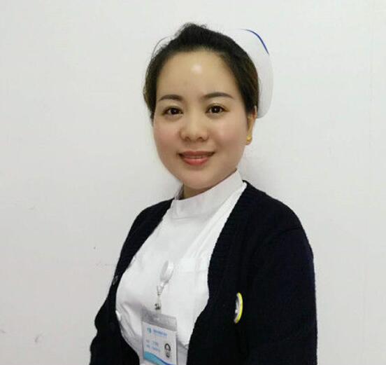 成都金沙9001以诚为本门诊护士长丁玲玲就是这样一位让人敬佩的医务人员。她曾 自承担干眼诊疗室的创建，无数个日夜卯足劲儿苦学勤练;她常常披星戴月，给予患者无私的关怀和陪伴;她以真情相待，用温情服务，只为让更多的病人能够坚强微笑的面对生活。.jpg