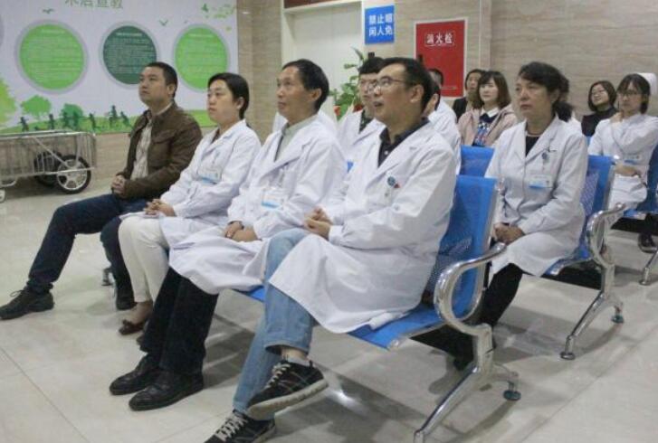 成都金沙9001以诚为本党支部书记张学进 一时间带领党员组织全体员工在医院二楼收听收看党的十九大盛况, 一时间了解掌握会议主要精神,及时学习贯彻党的十九大决策部署,坚持以党的十九大精神为引领,推动医院各项工作的平稳快速发展.jpg