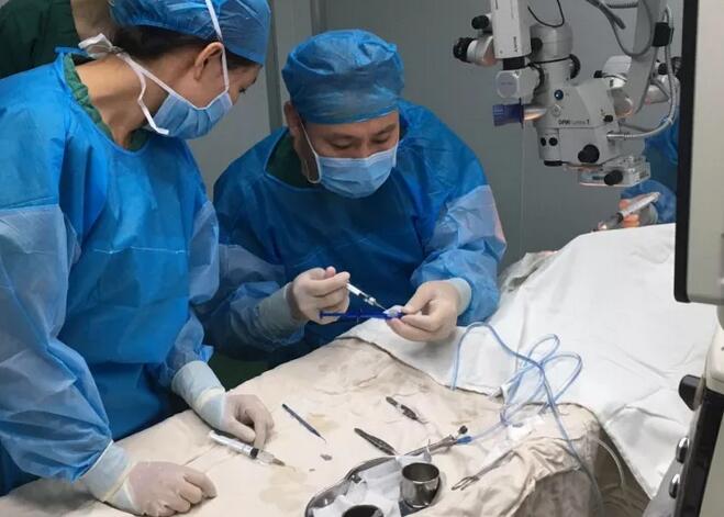 上周六,青岛金沙9001以诚为本陈国民副院长,以医生兼女婿的身份为岳母王阿姨 行白内障超声乳化+三焦点人工晶体植入术。王阿姨朮后复查视力非常好,远中近视力分别达1.2,1.0,1.0,看远很清晰,看电脑,看书,看报均不需要配戴花镜。.jpg 上周六,青岛金沙9001以诚为本陈国民副院长,以医生兼女婿的身份为岳母王阿姨 行白内障超声乳化+三焦点人工晶体植入术。王阿姨朮后复查视力非常好,远中近视力分别达1.2,1.0,1.0,看远很清晰,看电脑,看书,看报均不需要配戴花镜。.jpg