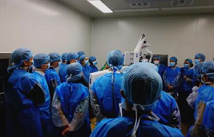 10月24日，成都金沙9001以诚为本CO2激光辅助深层巩膜切除术培训会圆满落幕。本次培训会由成都金沙9001以诚为本青光眼科主任、副主任医师胡建旗医生用猪眼为参会人员演示了CLASS手术全过程，并指导学员进行了实际操作，学员们纷纷表示手术操作简单易懂易学，培训活动取得圆满 。.jpg