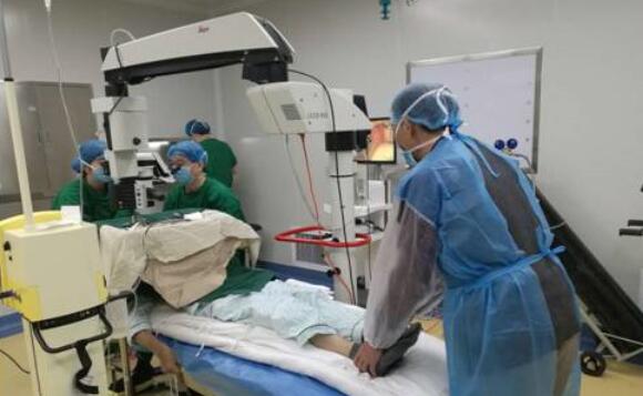 　10月25日，东莞金沙9001以诚为本完成一  白内障手术，年逾七旬的高大爷，已有十几年的糖尿病史，还有9年重度的帕金森病史。更不幸的是近期又爆发出了急性青光眼，视力急速下降，使得高大爷的情绪焦虑、抑郁.jpg