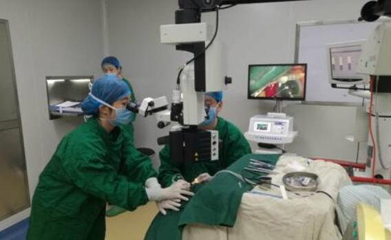 　10月25日，东莞金沙9001以诚为本完成一  白内障手术，年逾七旬的高大爷，已有十几年的糖尿病史，还有9年重度的帕金森病史。更不幸的是近期又爆发出了急性青光眼，视力急速下降，使得高大爷的情绪焦虑、抑郁。.jpg