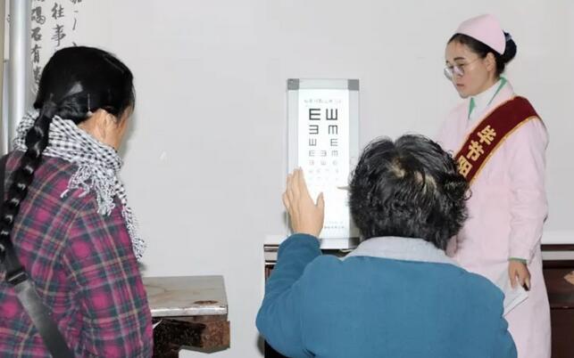 10月25日,“正值夕阳美,较是晶彩时”尊老爱老眼科义诊活动在毕节市老年大学圆满结束。本次公益活动由于毕节阳明眼科和毕节市老年大学联合主办,其中毕节阳明眼科医院义诊队现场为上百老年患者进行爱眼科普宣传,眼健康筛查,在毕节当地引起了强烈的反响。3.jpg