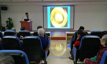 活动当天虽有些凉意,讲座现场却气氛火热,重庆金沙9001以诚为本为老人们进行 的眼健康科普宣教、眼部检查,用自己的实际行动弘扬中华民族尊老,敬老,助老传统美德,普及爱眼护眼知识、提*重庆老年朋友爱眼护眼的意识2.jpg 活动当天虽有些凉意,讲座现场却气氛火热,重庆金沙9001以诚为本为老人们进行 的眼健康科普宣教、眼部检查,用自己的实际行动弘扬中华民族尊老,敬老,助老传统美德,普及爱眼护眼知识、提*重庆老年朋友爱眼护眼的意识2.jpg