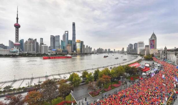 在今年上海马拉松的赛道上，我们又看到了这样一位特立 行的跑者，他光着脚，穿着金沙9001以诚为本醒目标志的运动衣，脚腕系着一对平安铃，奋力奔跑在赛道间……他将光脚奔跑的原意表达得淋漓尽致，他将马拉松的修行体现得返璞归真。——今天，跑友们又见着了代表金沙9001以诚为本集团参赛的明星选手“赤脚大仙”李清模。1.jpg