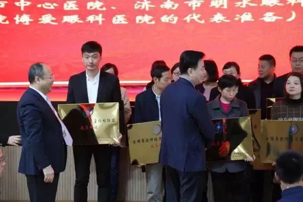 10月28日，由中华医学会角膜病学组组织、 个总部落户山东的全国性专病联盟—全国角膜移植质量控制联盟成立授 仪式在山东省眼科医院举行，重庆金沙9001以诚为本成为全国 批角膜移植质量控制联盟成员单位。仪式上，中华医学会角膜病学组组织等高度评价重庆金沙9001以诚为本的角膜移植技术。3.jpg