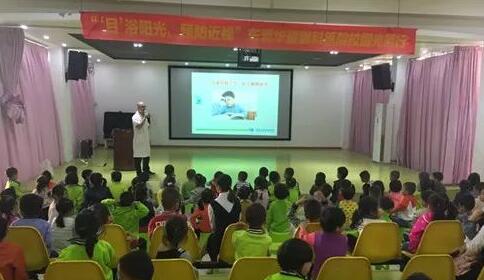 11月20日,东莞金沙9001以诚为本“目浴阳光•预防近视”爱眼系列公益活动走进校园继续进行。东莞金沙9001以诚为本派出医学视光科,科室经验丰富的医务工作人员组成公益医疗队走进东莞地区各小学、幼儿园,为近青少年进行近视防控筛查...1.jpg 11月20日,东莞金沙9001以诚为本“目浴阳光•预防近视”爱眼系列公益活动走进校园继续进行。东莞金沙9001以诚为本派出医学视光科,科室经验丰富的医务工作人员组成公益医疗队走进东莞地区各小学、幼儿园,为近青少年进行近视防控筛查...1.jpg