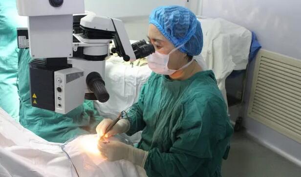 白内障超声乳化技术是显微手术的重大成果,早在1996年我国引进该项手术之初,张院长就开始从事白内障超声乳化手术,至今已 进行6 余 ,且从无出现一 并发症。由她带教的20余位医生不仅熟练掌握了白内障超声乳化手术,更是把“患者术后无并发症”当成自己努力的方向。.jpg 白内障超声乳化技术是显微手术的重大成果,早在1996年我国引进该项手术之初,张院长就开始从事白内障超声乳化手术,至今已 进行6 余 ,且从无出现一 并发症。由她带教的20余位医生不仅熟练掌握了白内障超声乳化手术,更是把“患者术后无并发症”当成自己努力的方向。.jpg