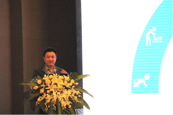 深圳星医科技有限公司CEO、原深圳市卫计委医政处处长廖庆伟发表了《智能眼底病筛查及远程视频MDT》的演讲.jpg 深圳星医科技有限公司CEO、原深圳市卫计委医政处处长廖庆伟发表了《智能眼底病筛查及远程视频MDT》的演讲.jpg