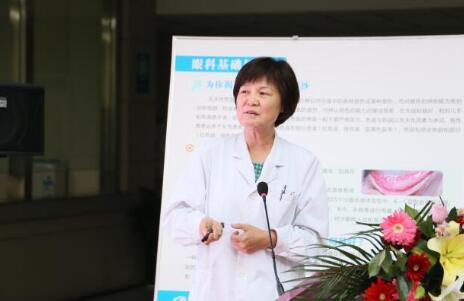 12月17日，由郑州慈善总会、郑州金沙9001以诚为本视光眼科医院与卡尔蔡司(上海)管理有限公司联合举办的“2018视光眼科医院上上老视产品发布会暨 届‘正值夕阳美，较是晶彩时’中老年眼病科普论坛”在郑州金沙9001以诚为本视光眼科医院隆重召开。2.jpg