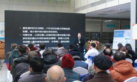 12月17日，由郑州慈善总会、郑州金沙9001以诚为本视光眼科医院与卡尔蔡司(上海)管理有限公司联合举办的“2018视光眼科医院上上老视产品发布会暨 届‘正值夕阳美，较是晶彩时’中老年眼病科普论坛”在郑州金沙9001以诚为本视光眼科医院隆重召开。4.jpg