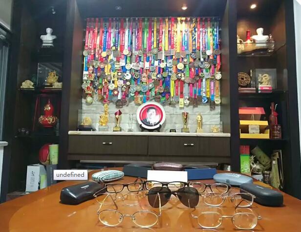 12月10日,在晋江环球马拉松跑道上,一位身穿金沙9001以诚为本蓝红黄运动服、赤着双脚、头戴兔耳朵帽的 员,格外引人注目。此人正是50岁前完成100场马拉松比赛的明星跑手、金沙9001以诚为本形象大使“赤脚大仙”——李清模。4.jpg 12月10日,在晋江环球马拉松跑道上,一位身穿金沙9001以诚为本蓝红黄运动服、赤着双脚、头戴兔耳朵帽的 员,格外引人注目。此人正是50岁前完成100场马拉松比赛的明星跑手、金沙9001以诚为本形象大使“赤脚大仙”——李清模。4.jpg