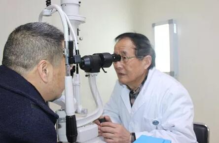 12月11日,听闻成都金沙9001以诚为本出现罕见的“阴阳眼”病 后,中国新闻社、成都商报、华西都市报、成都日报、成都电视台等主流新闻媒体的记者纷纷来院采访报道。原来是国内眼眶肿瘤 ,经验极为丰富的罗教授为吴先生精心设计了右眼肿物切除及超高频射频消融手术,既保住患者右眼眼球及视力,又避免将来出现 失明的状况。1.jpg 12月11日,听闻成都金沙9001以诚为本出现罕见的“阴阳眼”病 后,中国新闻社、成都商报、华西都市报、成都日报、成都电视台等主流新闻媒体的记者纷纷来院采访报道。原来是国内眼眶肿瘤 ,经验极为丰富的罗教授为吴先生精心设计了右眼肿物切除及超高频射频消融手术,既保住患者右眼眼球及视力,又避免将来出现 失明的状况。1.jpg