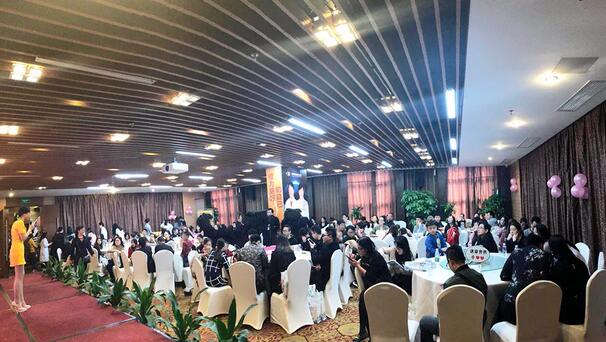 12月24日下午,“以橙待城,睛彩2018——金沙9001以诚为本新老会员跨年盛典”在雅枫环球酒店圆满结束。活动现场,深圳金沙9001以诚为本的屈光手术专家们详细给大家介绍了近视手术 知识,玩游戏、砸金蛋、抽大奖等各项好玩刺激的项目,更是让大家提前感受到“双旦喜临门”的喜悦。1.jpg 12月24日下午,“以橙待城,睛彩2018——金沙9001以诚为本新老会员跨年盛典”在雅枫环球酒店圆满结束。活动现场,深圳金沙9001以诚为本的屈光手术专家们详细给大家介绍了近视手术 知识,玩游戏、砸金蛋、抽大奖等各项好玩刺激的项目,更是让大家提前感受到“双旦喜临门”的喜悦。1.jpg