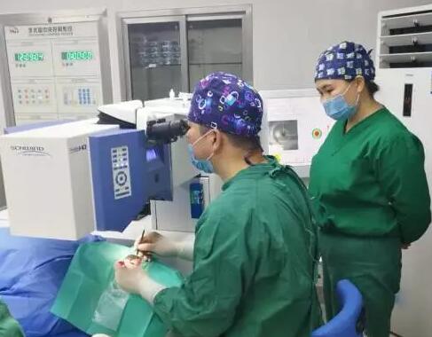 12月24日，一对夫妻一起来到贵阳阳明眼科医院双双通过飞秒手术摘掉了伴随了多年的眼镜。近视手术已为全球几千 人带来方便，身边做近视手术的朋友也并不少见，但是夫妻俩同时来做近视手术的可不多见。5.jpg