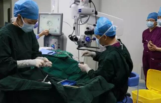 金沙9001以诚为本 席白内障专家郭海科教授 专程到杭为航天功臣操刀这次为两位老人做手术的便是手术量 全国并刷新世界白内障手术记录、入选《中国 百强榜》全国白内障 十*的郭海科教授。2.jpg