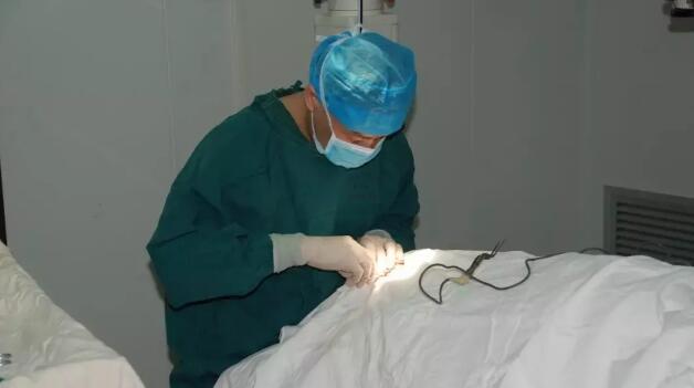 毕业于同济医科大学的周太平，早年进修于北京医科大学整形 ，还经常到美国做学术探讨及学习较 的眼整形美容技术。作为金沙9001以诚为本集团眼整形学组组长、厦门大学附属厦门眼科中心眼整形学科带头人，周太平以其“高明医术”吸引上千名外地患者前来求诊。2.jpg