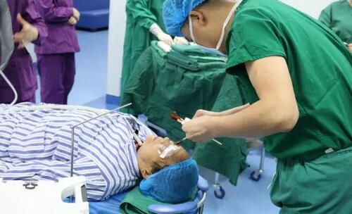 重庆金沙9001以诚为本安晓巨院长亲自为向婆婆施行“右眼瞳孔成形+白内障超声乳化吸除+人工晶体植入术”，并在术后给予抗炎对症支持医治，控制葡萄膜炎症状;为张阿婆施行“白内障超声乳化吸除+人工晶体植入术”。术后检查，向阿婆右眼视力从只有光感 到0.2;张婆婆视力从0.2 到0.6，视力都得到明显 5.jpg