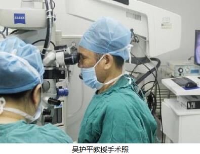 今年48岁画家梅女士来自青海,对视觉要求一向严格的她,放弃了在本地手术的机会,不远千里来到厦门眼科中心做“翼状胬肉”手术。因为她听说厦门眼科中心翼状胬肉手术技术高明,胬肉切除后无人复发。为了理想的手术 ,为了继续从事热爱的绘画工作,她觉得到厦门眼科中心手术是必然的选择。1.jpg 今年48岁画家梅女士来自青海,对视觉要求一向严格的她,放弃了在本地手术的机会,不远千里来到厦门眼科中心做“翼状胬肉”手术。因为她听说厦门眼科中心翼状胬肉手术技术高明,胬肉切除后无人复发。为了理想的手术 ,为了继续从事热爱的绘画工作,她觉得到厦门眼科中心手术是必然的选择。1.jpg