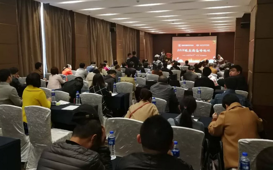 2018年3月3日,‘2018年 届眼底病高峰论坛’在西安曲江环球饭店拉开帷幕。此次高峰论坛由陕西省医学会主办,西安金沙9001以诚为本承办。本次会议邀请到了黎晓新、王骞、惠延年、王雨生、王丽丽、赵燕麟、谢安明、刘涛、郑波、王海燕等数十位全国 眼科专家及教授,与现场150余名眼科同仁共聚一堂,进行学术分享及讨论,分享了眼科领域学术研究的新成果,为新年初始带来一场精致丰富的学术盛宴1.png 2018年3月3日,‘2018年 届眼底病高峰论坛’在西安曲江环球饭店拉开帷幕。此次高峰论坛由陕西省医学会主办,西安金沙9001以诚为本承办。本次会议邀请到了黎晓新、王骞、惠延年、王雨生、王丽丽、赵燕麟、谢安明、刘涛、郑波、王海燕等数十位全国 眼科专家及教授,与现场150余名眼科同仁共聚一堂,进行学术分享及讨论,分享了眼科领域学术研究的新成果,为新年初始带来一场精致丰富的学术盛宴1.png