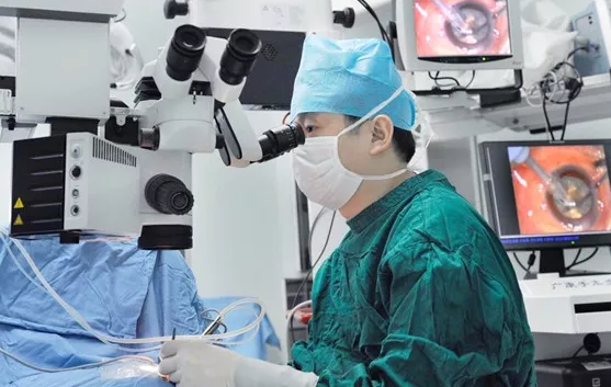 昨日,东莞金沙9001以诚为本紧急收治了一名50岁的青光眼患者。五年前一*次意外受伤,他本人左眼已经失去了视力,只剩下光感,平常生活全靠自己的右眼支撑。就在一周前右眼开始出现视力下降、眼睛肿痛,自以为是感冒产生的疲劳,未在意。之后症状加重并出现头痛、呕吐症状,才来到医院就诊2.png 昨日,东莞金沙9001以诚为本紧急收治了一名50岁的青光眼患者。五年前一*次意外受伤,他本人左眼已经失去了视力,只剩下光感,平常生活全靠自己的右眼支撑。就在一周前右眼开始出现视力下降、眼睛肿痛,自以为是感冒产生的疲劳,未在意。之后症状加重并出现头痛、呕吐症状,才来到医院就诊2.png