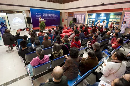 3月18日,金沙9001以诚为本集团四川青光眼诊疗中心、青光眼手术技术培训基地在成都金沙9001以诚为本隆重揭 !这意味着四川的青光眼诊疗,从此将迈入新的时代!中国新闻社、成都日报、华西都市报、封面新闻、成都电视台,华西社区报、网易等新闻媒体的记者也来到现场采访报道。华西都市报、封面新闻,还在现场作了全程网络直播!5.png