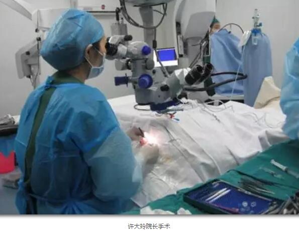 李老太在毫无征兆的情况下右眼视力下降至看不见东西。李老太家人带其至县医院就诊。医生诊断为视网膜脱离,需做玻切手术医治,而玻切手术需要动手术2次。怕疼的李老太一听就犯怵了:开刀,疼。 终,李老太的家人在多方打听后决定带李老太至宜昌金沙9001以诚为本找许大玲院长医治3.jpg 李老太在毫无征兆的情况下右眼视力下降至看不见东西。李老太家人带其至县医院就诊。医生诊断为视网膜脱离,需做玻切手术医治,而玻切手术需要动手术2次。怕疼的李老太一听就犯怵了:开刀,疼。 终,李老太的家人在多方打听后决定带李老太至宜昌金沙9001以诚为本找许大玲院长医治3.jpg