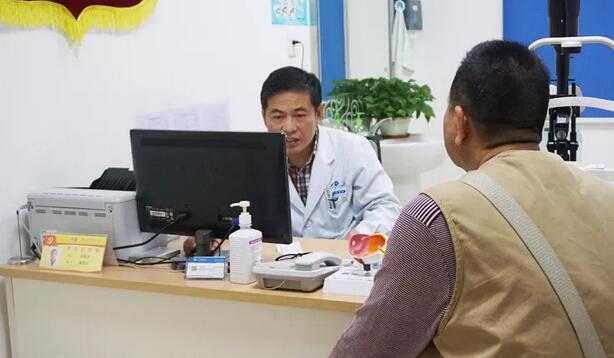 余院长,多亏了您给我做手术啊,我现在又看到了。”3月26日,视网膜脱离患者周大叔回佛山金沙9001以诚为本复诊时,一见到余建洪院长,就激动地说道1.jpg 余院长,多亏了您给我做手术啊,我现在又看到了。”3月26日,视网膜脱离患者周大叔回佛山金沙9001以诚为本复诊时,一见到余建洪院长,就激动地说道1.jpg