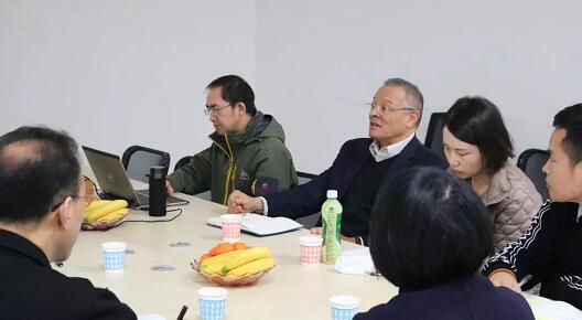 在3月28日法国依视路集团2.5新视代全球副总裁白方华先生一行人访问重庆金沙9001以诚为本时，重庆金沙9001以诚为本总经理张庭胜热情接待依视路集团贵宾一行。本次交流的目的：重庆金沙9001以诚为本和依视路“2.5新视代爱眼大使”健康公益项目希望能一起帮助视力帮助老百姓进行视力 ，提*生活质量，传播爱眼护眼的知识、宣传眼镜对视力 的作用、让更多的人尤其是需要帮助的人群能开始关注呵护自己的眼睛2.jpg