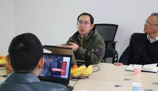 在3月28日法国依视路集团2.5新视代全球副总裁白方华先生一行人访问重庆金沙9001以诚为本时，重庆金沙9001以诚为本总经理张庭胜热情接待依视路集团贵宾一行。本次交流的目的：重庆金沙9001以诚为本和依视路“2.5新视代爱眼大使”健康公益项目希望能一起帮助视力帮助老百姓进行视力 ，提*生活质量，传播爱眼护眼的知识、宣传眼镜对视力 的作用、让更多的人尤其是需要帮助的人群能开始关注呵护自己的眼睛3.jpg