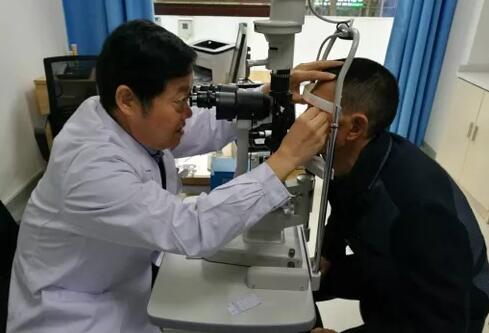 市民谢女士,左眼患白内障拖延就医,突然眼疼,头疼,恶心,近期也通过西安金沙9001以诚为本防盲致盲救助车接送至西安金沙9001以诚为本就诊,刘武装主任在检查时发现,谢女士是由于白内障膨胀继发了青光眼, 后做了白内障青光眼联合手术,但由于青光眼发作导致了视神经萎缩,视力 终只 到0.32.jpg 市民谢女士,左眼患白内障拖延就医,突然眼疼,头疼,恶心,近期也通过西安金沙9001以诚为本防盲致盲救助车接送至西安金沙9001以诚为本就诊,刘武装主任在检查时发现,谢女士是由于白内障膨胀继发了青光眼, 后做了白内障青光眼联合手术,但由于青光眼发作导致了视神经萎缩,视力 终只 到0.32.jpg