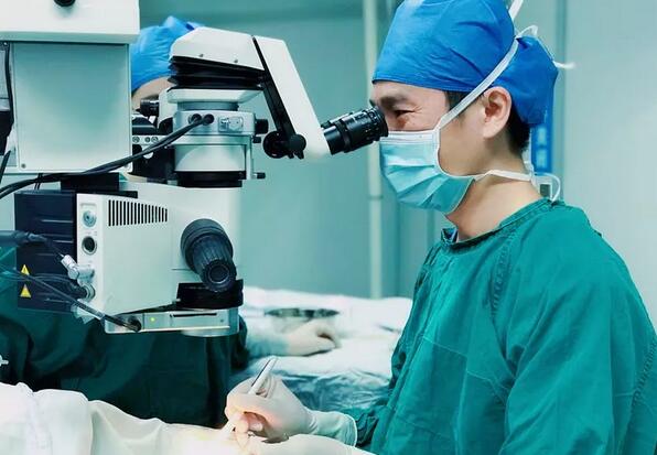 黄斑水肿是造成视网膜静脉阻塞患者低视力的主要原因,而炎症则是引起黄斑水肿的重要病理改变。所以控制炎症就能抑制黄斑水肿, 患者视力1.jpg 黄斑水肿是造成视网膜静脉阻塞患者低视力的主要原因,而炎症则是引起黄斑水肿的重要病理改变。所以控制炎症就能抑制黄斑水肿, 患者视力1.jpg