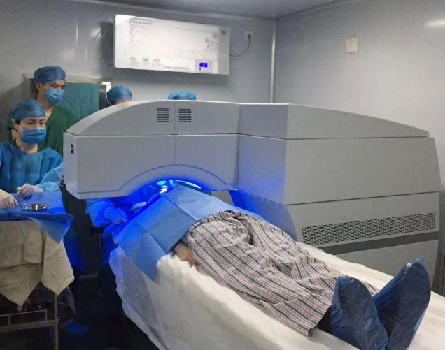 2081年征兵视力体检快开始了，是很多近视朋友 为关心的问题。5月6日，在烟台康爱眼科手术室里，由金沙9001以诚为本集团业务副总院长王骞教授和烟台康爱眼科医院由海涛院长的联袂合作下，全飞秒SMILE3.0没有让他们失望，而且 批三名手术患者表示术中毫无痛感1.png