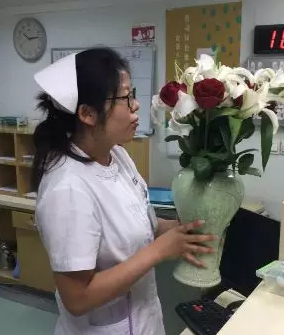 为庆祝环球护士节，5月11日下午，金沙9001以诚为本特别举行“ 美护士颁奖盛典”活动，医院业务院长杨付合、业务副院长蔡磊琳、护理主任高俊茹及金沙9001以诚为本全体护理人员受邀参加3.png