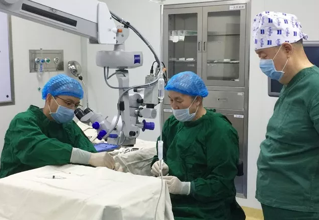 褚仁远教授莅临兰州金沙9001以诚为本指导实施“后巩膜加固术防治病理性近视手术”1.png 褚仁远教授莅临兰州金沙9001以诚为本指导实施“后巩膜加固术防治病理性近视手术”1.png