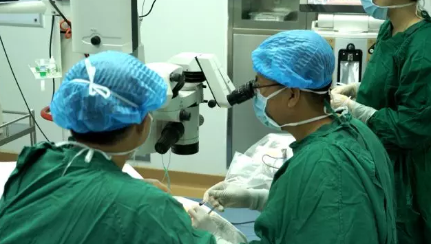 深圳金沙9001以诚为本 为斯里兰卡中国社会和文化合作协会会长实施白内障复明手术4.png