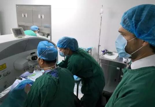 厦门眼科中心迎来摘镜高峰期 并受到蔡司全球屈光技术顾问盛赞2.jpg