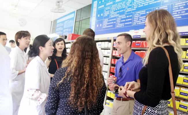 美国肯塔基视光学院的助理教授一行到访金沙9001以诚为本 参观厦门眼科中心眼视光门诊3.jpg 美国肯塔基视光学院的助理教授一行到访金沙9001以诚为本 参观厦门眼科中心眼视光门诊3.jpg