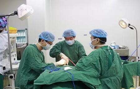 眼眶肿瘤患者在成都金沙9001以诚为本顺利进行手术2.jpg 眼眶肿瘤患者在成都金沙9001以诚为本顺利进行手术2.jpg