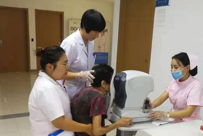 淮南金沙9001以诚为本医护人员为白内障老奶奶贴心服务1.jpg 淮南金沙9001以诚为本医护人员为白内障老奶奶贴心服务1.jpg