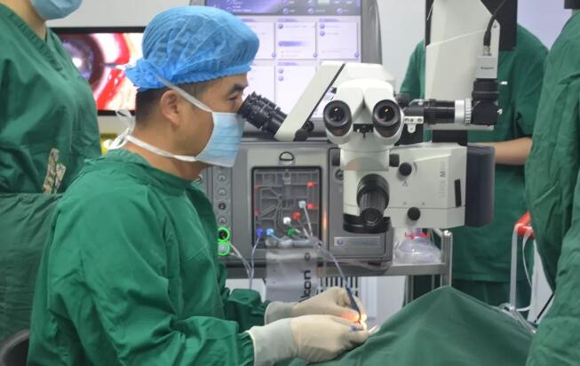 眼科医生的一天——重庆金沙9001以诚为本副院长白内障医生安晓巨2.jpg 眼科医生的一天——重庆金沙9001以诚为本副院长白内障医生安晓巨2.jpg