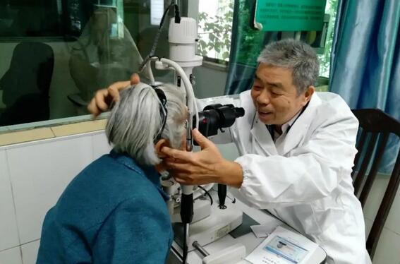 用行动诠释敬业奉献,绽放无悔人生——抚州光明眼科医院刘济民教授1.jpg 用行动诠释敬业奉献,绽放无悔人生——抚州光明眼科医院刘济民教授1.jpg